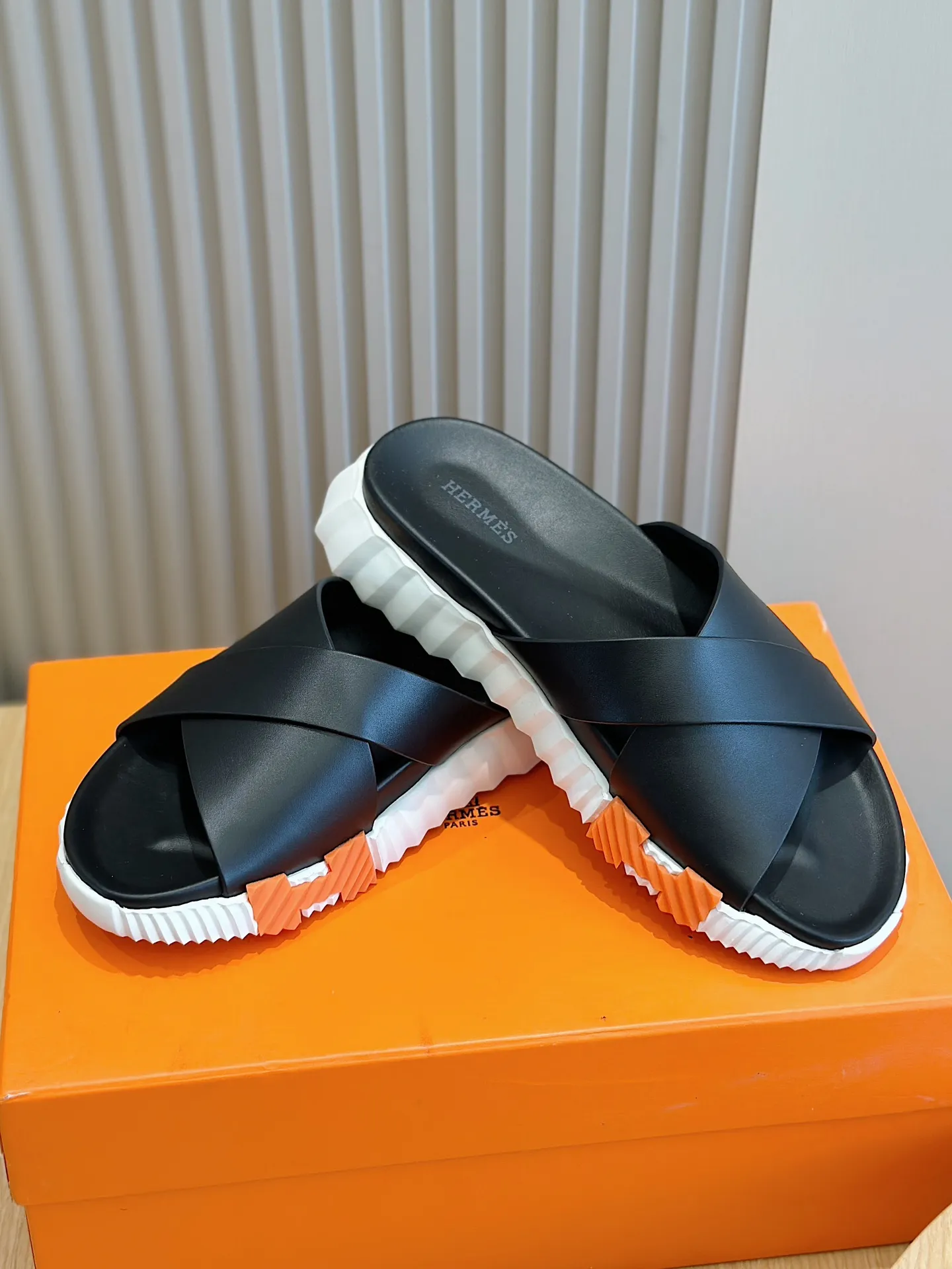 [HERMÈS] Top men's shoes 💰: 340💰 Size: 39-44 (38.45 46 custom-made) Herme*H Home Hermès Men's Sandals and Slippers - Original Replica Purchase the original version and make it one to one, the outsole is privately modeled, and the outsole color corresponding to each color is the same as the original version. Come to those who know the stuff 💪 The ultra-light soles are designed in contrasting colors, and they feel so comfortable on your feet! Calfskin, cowhide feet, private mold outsole.